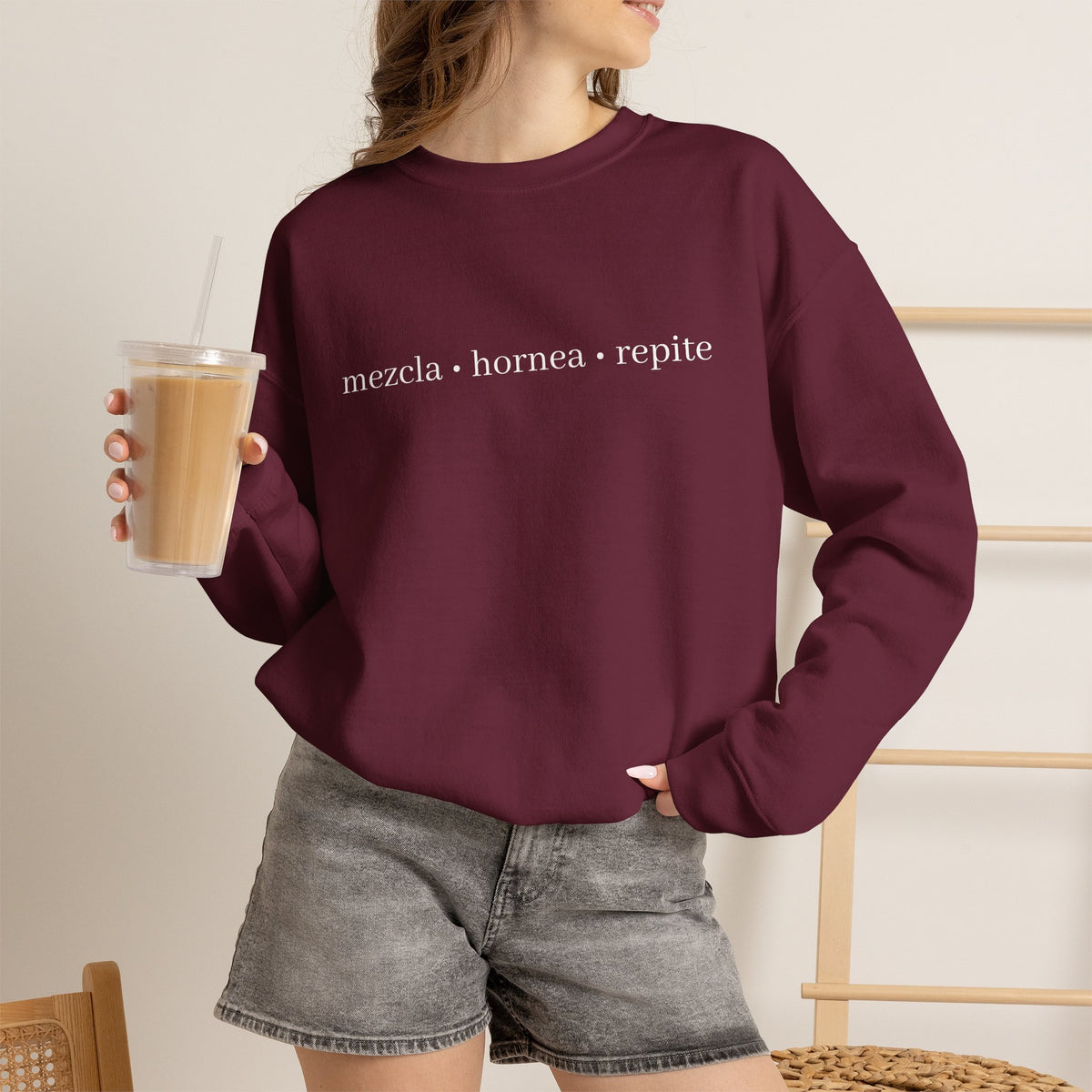 mezcla • hornea • repite crewneck